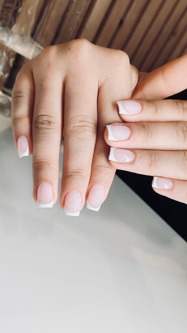 Manucure française réalisée à L'art de l'ongle