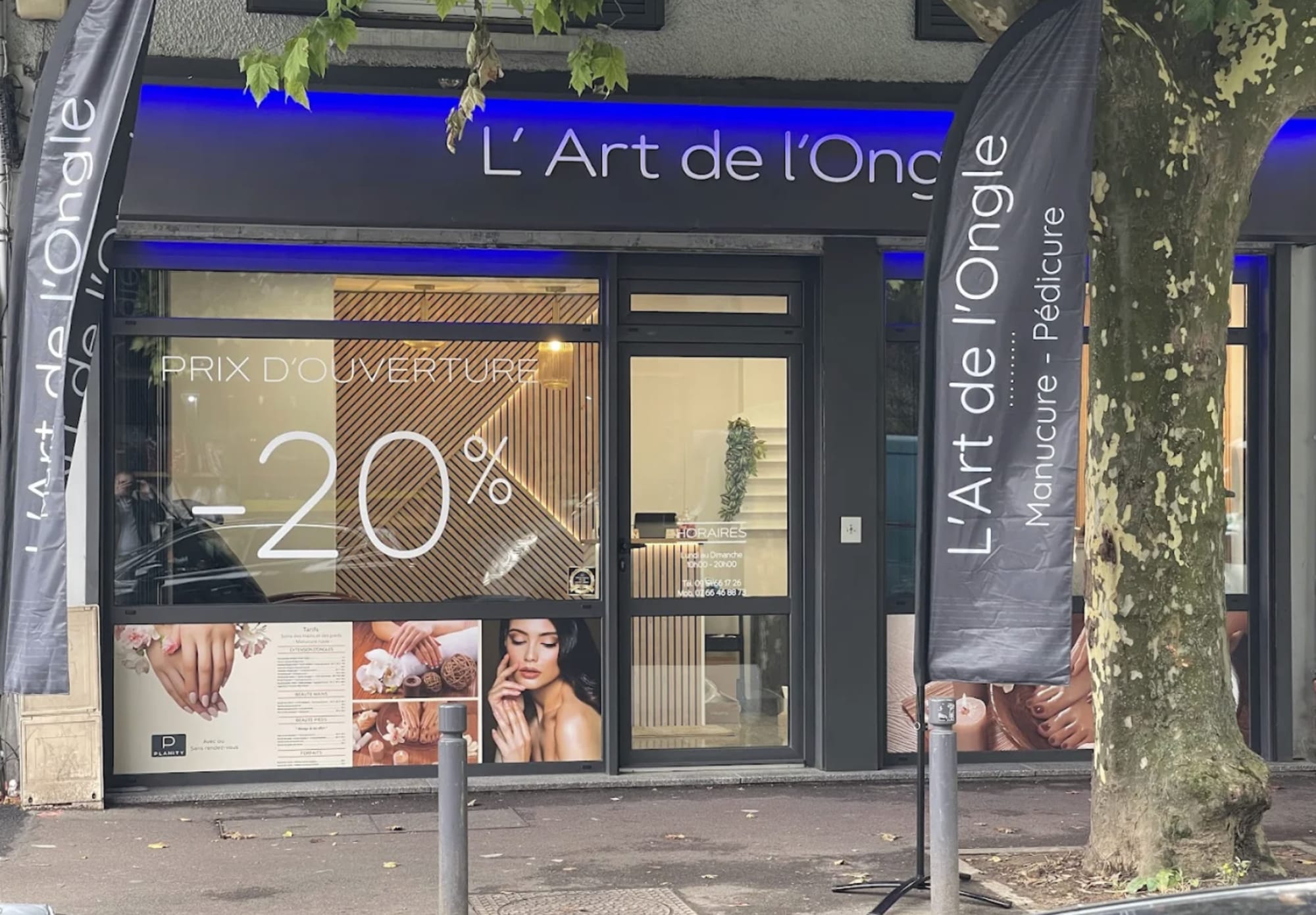 Devanture du salon L'art de l'ongle, boulevard de la Boissière à Montreuil